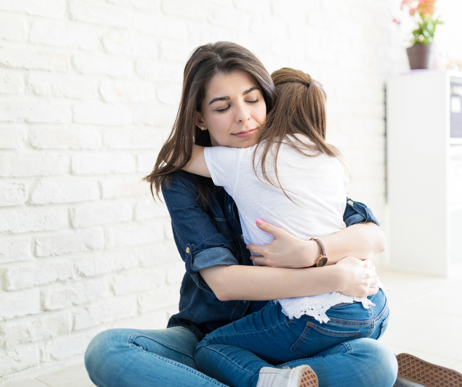Abrazo entre madre e hija que cuentan con una cobertura de salud fiable como la de Prevanz